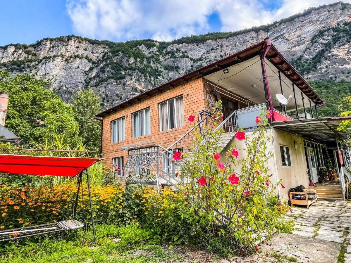 Guest House Oasis - Tvishi Eksteriør billede